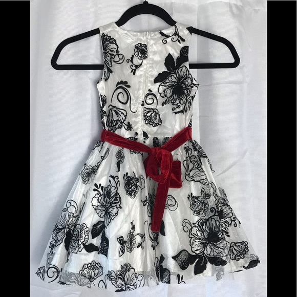 NANNETT GIRLS Embossed Rose Velvet Sash Dress 4 - Picture 4 of 10